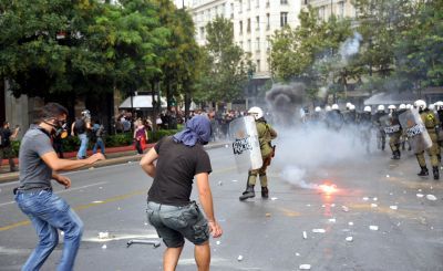 Συνεχίζονται τα επεισόδια στην πλατεία Συντάγματος