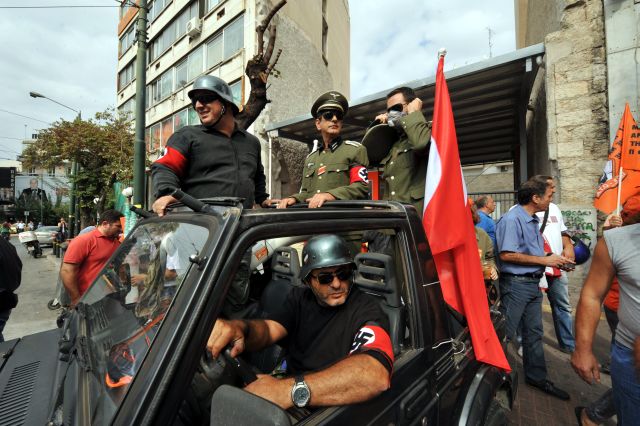 «Υποδέχονται» την Μέρκελ με ναζιστικές σημαίες