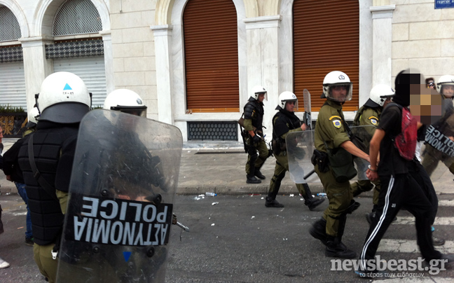 Σωρεία προσαγωγών και 12 συλλήψεις στα επεισόδια