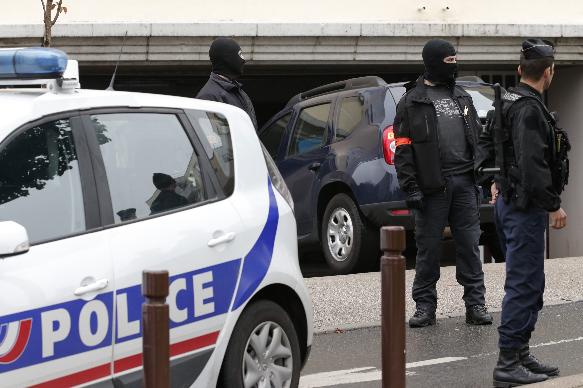 Ένοπλος κρατά τέσσερις ομήρους σε τράπεζα στο Παρίσι