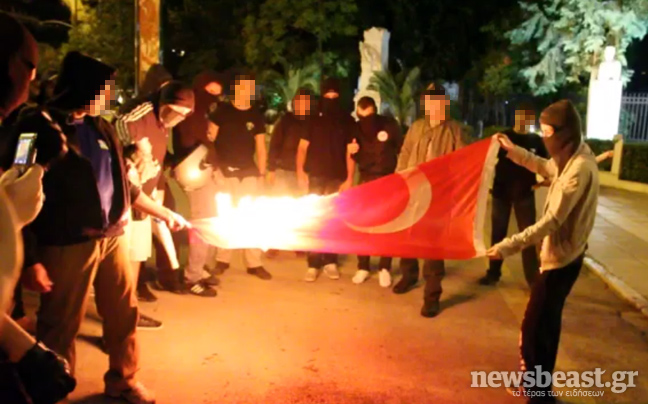 Έκαψαν την τουρκική σημαία στη Ρηγίλλης