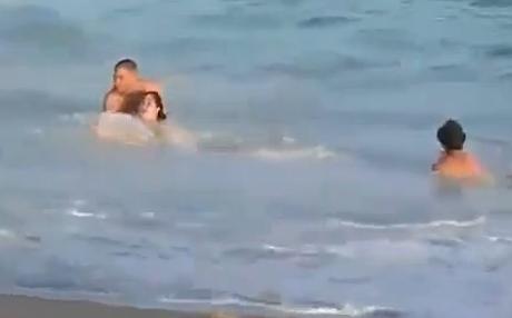 Όσα παίρνει… το κύμα