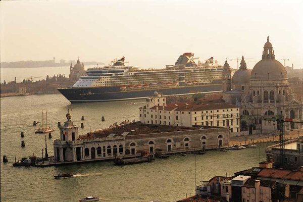 «Η Βενετία κινδυνεύει από τα τεράστια κρουαζιερόπλοια»