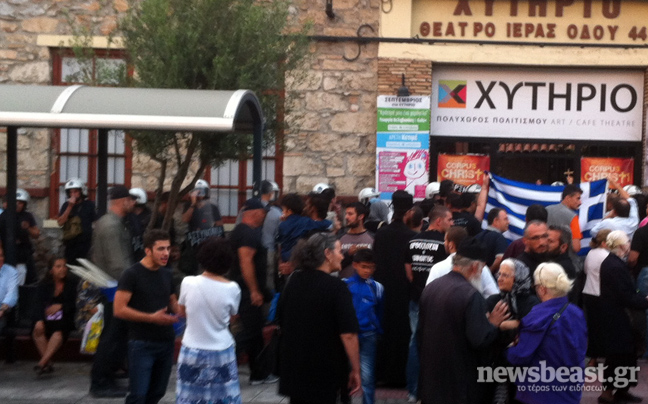 Σε αστυνομικό κλοιό η συγκέντρωση έξω από το «Χυτήριο»