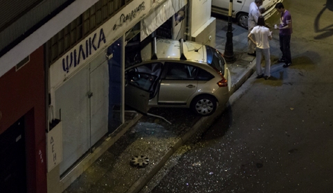 Αυτοκίνητο «μπούκαρε» σε ψιλικατζίδικο