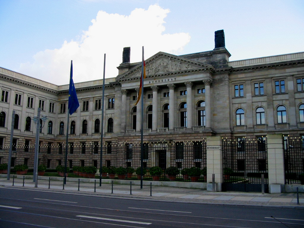 Υπέρ της εφαρμογής των φορολογικών ελαφρύνσεων το Βερολίνο