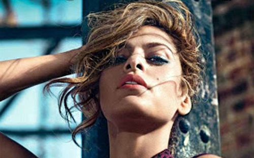 Η Eva Mendes ποζάρει και διεγείρει τις αισθήσεις