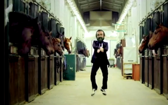 Ο Λαζόπουλος χορεύει στους ρυθμούς του «Gangnam Style»