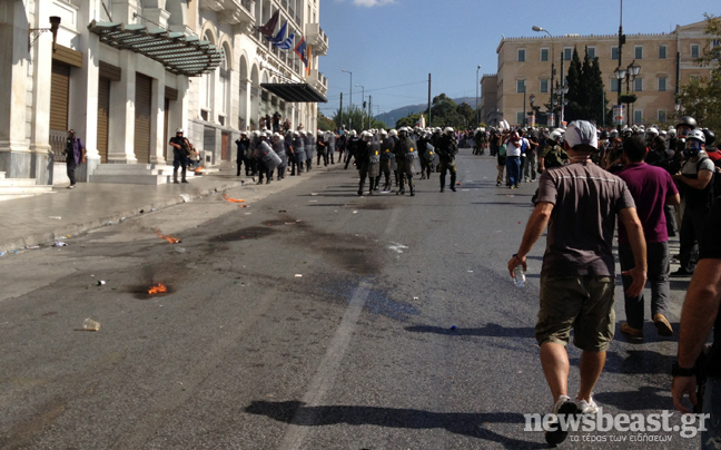 Επεισόδια έξω από τη Βουλή