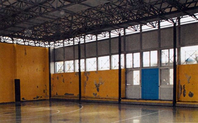 «Παίζουν» με τον κίνδυνο σε σχολικό γυμναστήριο της Μενεμένης