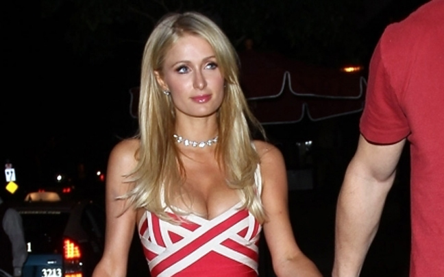«Κολπάκια» με το στήθος της η Paris Hilton