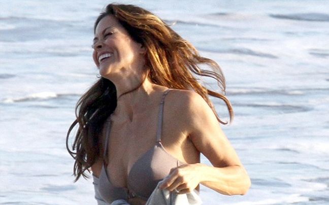 Με το σουτιέν και το χαμόγελο στα χείλη η Brooke Burke