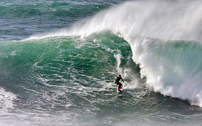 Ατρόμητοι surfers στο Cornwall της Μεγάλης Βρετανίας