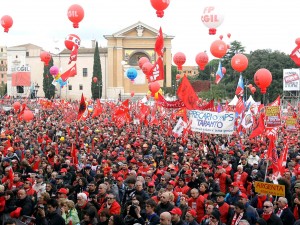 Ο Μόντι υπόσχεται ανάκαμψη, οι Ιταλοί διαδηλώνουν