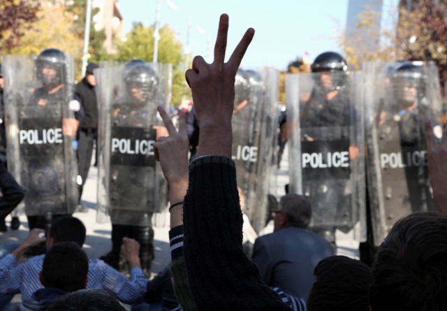 Συγκρούσεις αστυνομικών &#8211; διαδηλωτών στην Πρίστινα