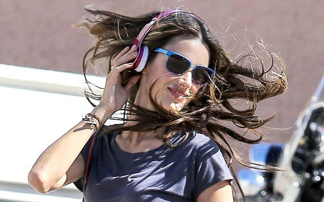 Σε τρελά κέφια η Alessandra Ambrosio