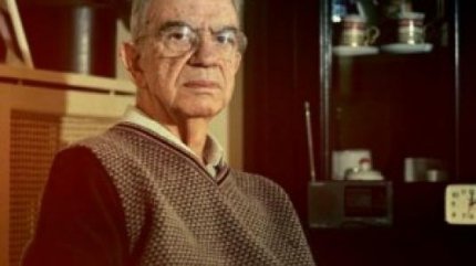 Ο Μένης Κουμανταρέας καταγγέλλει επίθεση από ακροδεξιό