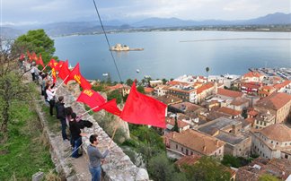 Μέλη του ΚΚΕ ανάρτησαν πανό στον βράχο της Ακροναυπλίας