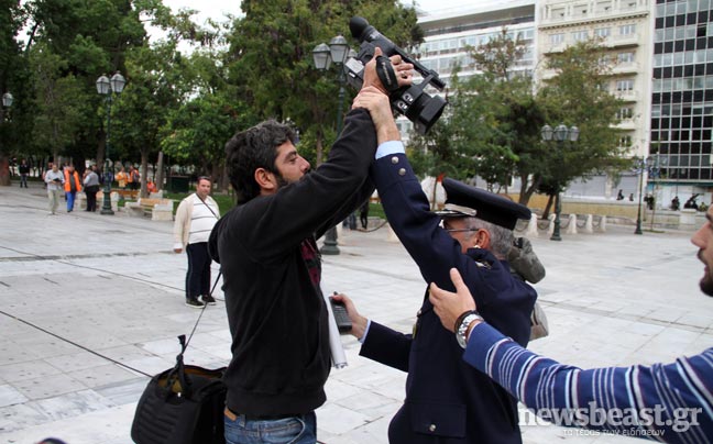 Αστυνομικός εμπόδισε εικονολήπτη να τραβήξει πλάνα