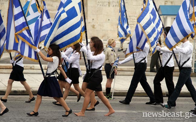 Σημαιοφόρος παρήλασε χωρίς παπούτσια