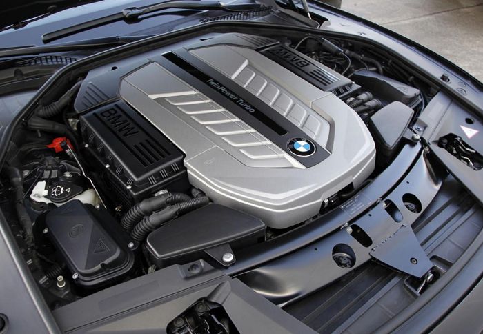 O V12 κινητήρας της BMW γίνεται… 25 χρονών