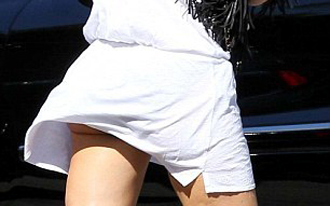 Αεράτη περπατάει η ηθοποιός