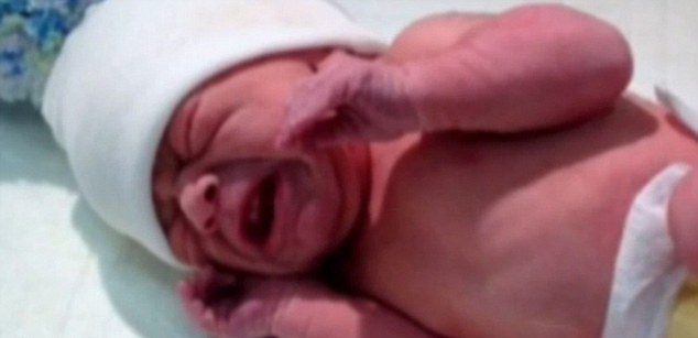 Άφησαν έξω από την πόρτα τους ένα νεογέννητο