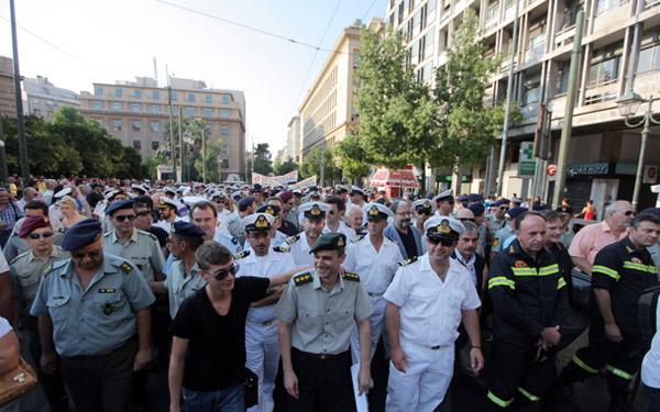 Στους δρόμους αύριο οι στρατιωτικοί