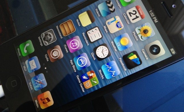 Κυκλοφόρησε και εξαντλήθηκε το iPhone 5 στην Ελλάδα