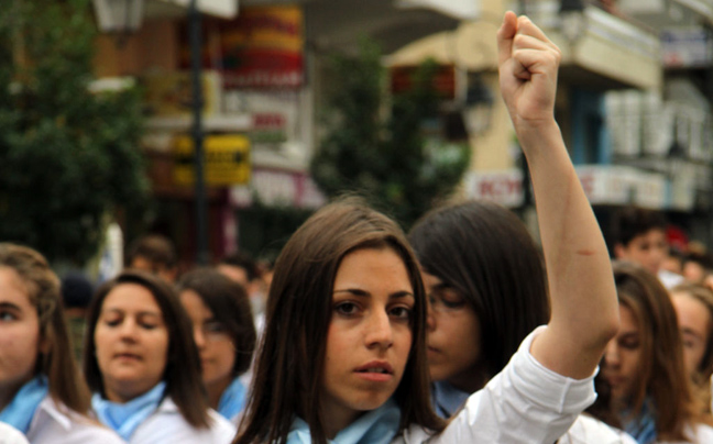 Ύψωσε τη γροθιά της στην παρέλαση και την απέβαλαν