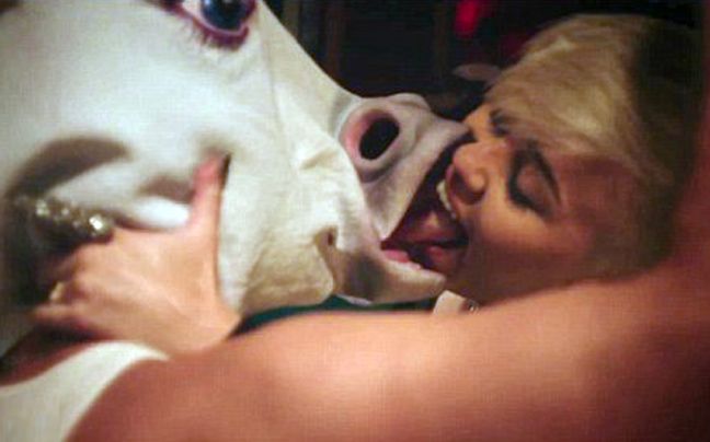 Η Miley Cyrus φιλάει στο στόμα ένα μονόκερο