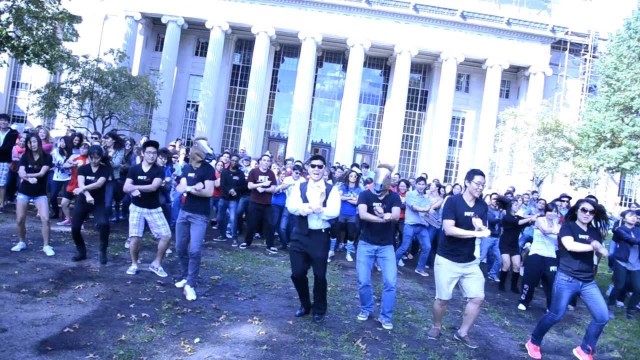 Ο Τσόμσκι υποκύπτει στη «γοητεία» του Gangnam Style