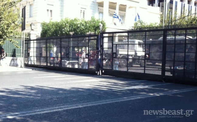 Στήθηκε ο μεταλλικός φράχτης στη Βασιλίσσης Σοφίας