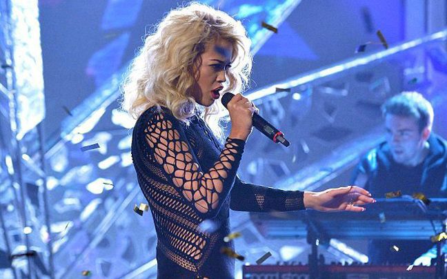 Η Rita Ora στη σκηνή του X-Factor