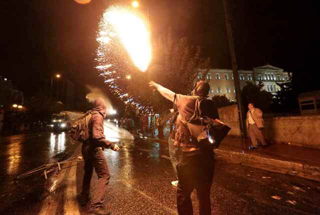 Τα επεισόδια μέσα από το φωτογραφικό φακό