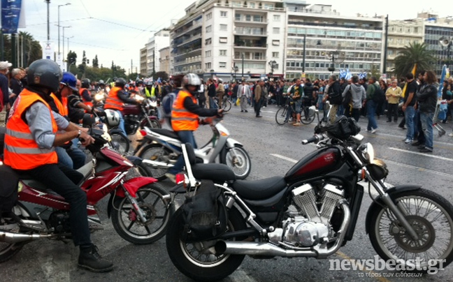 Άρχισε να συγκεντρώνεται κόσμος στο Σύνταγμα