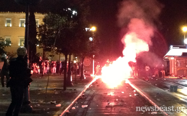 Δείτε φωτογραφίες και βίντεο από τα επεισόδια στο Σύνταγμα