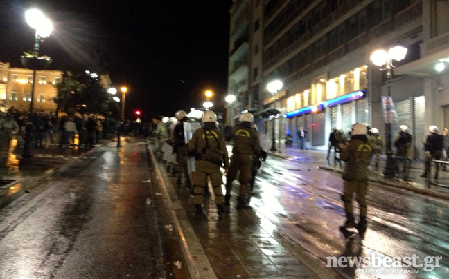 Τα ΜΑΤ εμποδίζουν τον κόσμο να επιστρέψει στην πλατεία