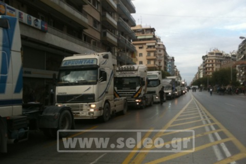 Με τις νταλίκες στην Εγνατία κατά του μνημονίου