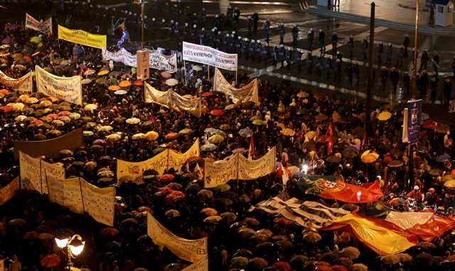 Ογκώδης διαδήλωση υπό βροχή στην Αθήνα