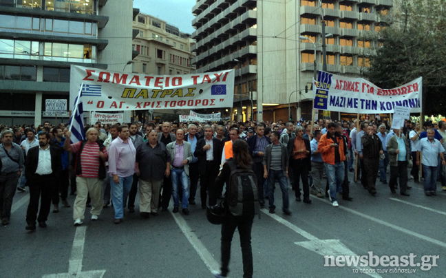 Όλο και αυξάνεται ο όγκος των διαδηλωτών