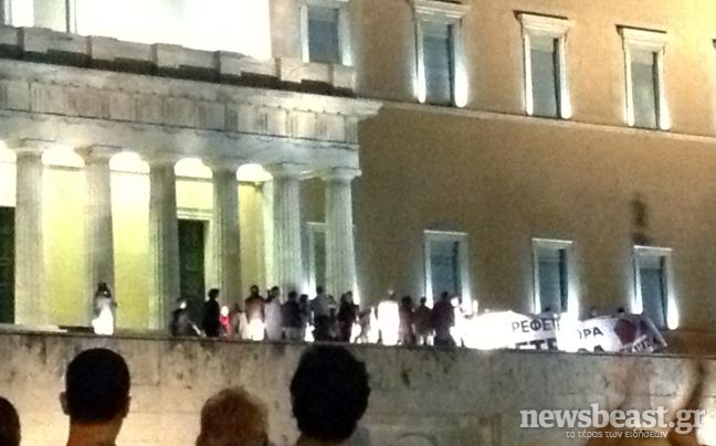 Βουλευτές του ΣΥΡΙΖΑ ύψωσαν πανό στη Βουλή