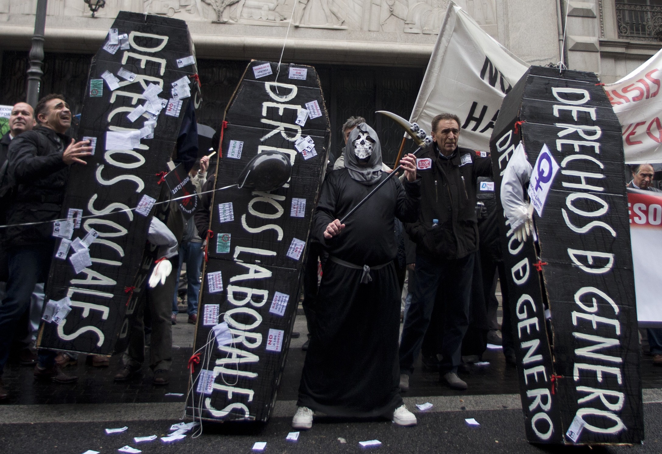 Συμβολική διαμαρτυρία Ισπανών έξω από το υπουργείο Οικονομικών