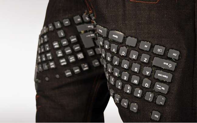 Ολλανδοί κατασκεύασαν παντελόνι με πληκτρολόγιο