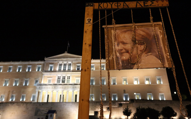 «Κρέμασαν» τη Μέρκελ στο Σύνταγμα