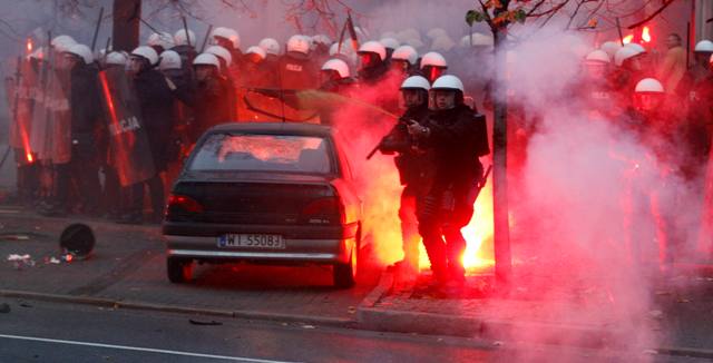 Βίντεο και φωτογραφίες από τις σφοδρές συγκρούσεις στην Πολωνία