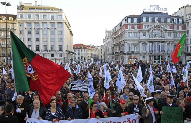 Καλύπτουν τα μνημεία με μαύρα πανιά για να υποδεχτούν τη Μέρκελ