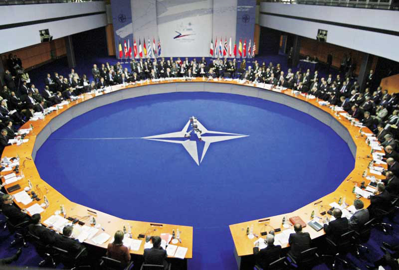 Το NATO διακόπτει κάθε πολιτική και στρατιωτική συνεργασία με τη Ρωσία