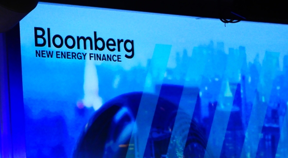 Διαγραφή του ελληνικού χρέους προτείνει το Bloomberg