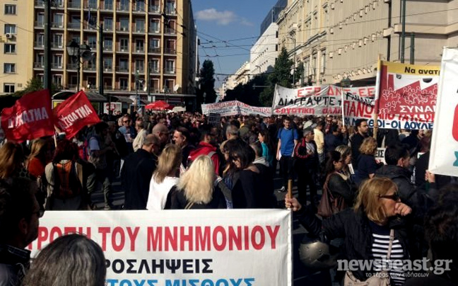 Στην Κλαυθμώνος συγκεντρώνονται οι διαδηλωτές